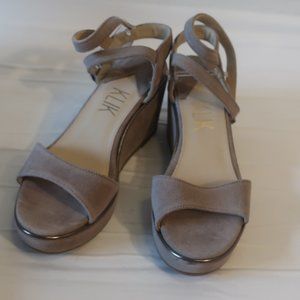 NWOT Womens Klik Taupe Suede Wedge Sandals Sz 6*